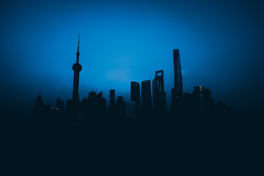 西南地区化工厂照明安全升级：防爆灯与三防灯选型要点分析